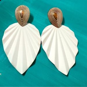 🔥NEW🔥 Dangling Large Gold and White Earrings